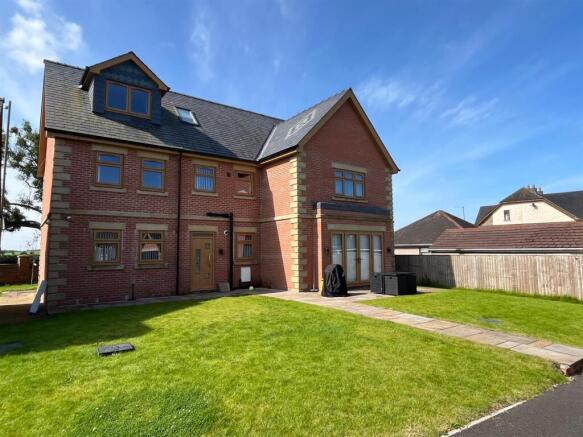5 bed property, in Oxcliffe Road, £499,950