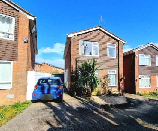 3 bed property, in Maes Talcen, £240,000