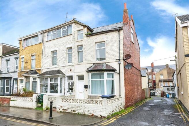 3 bed property, in Clarendon Road, £100,000