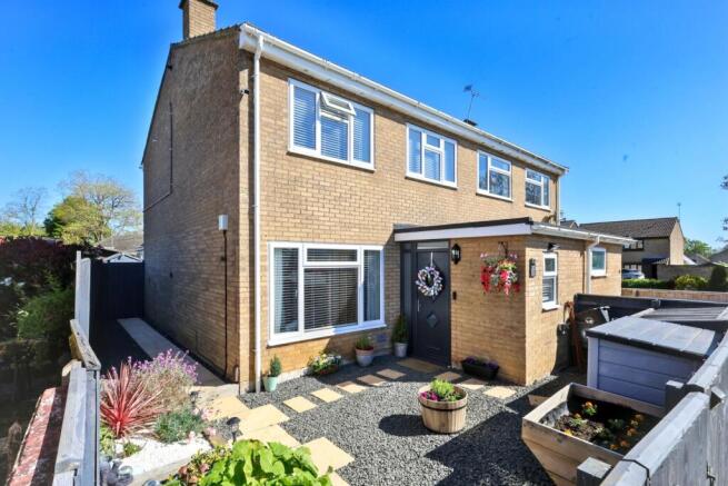 3 bed property, in 20 Arkell Avenue, £325,000
