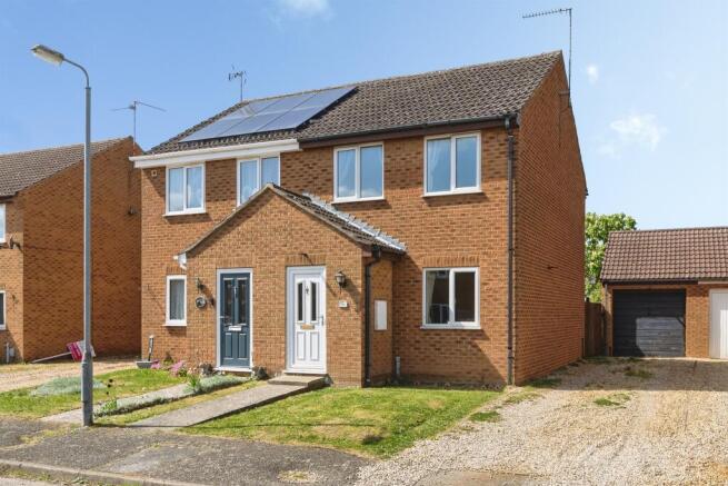 2 bed property, in Isle Bridge Road, £170,000