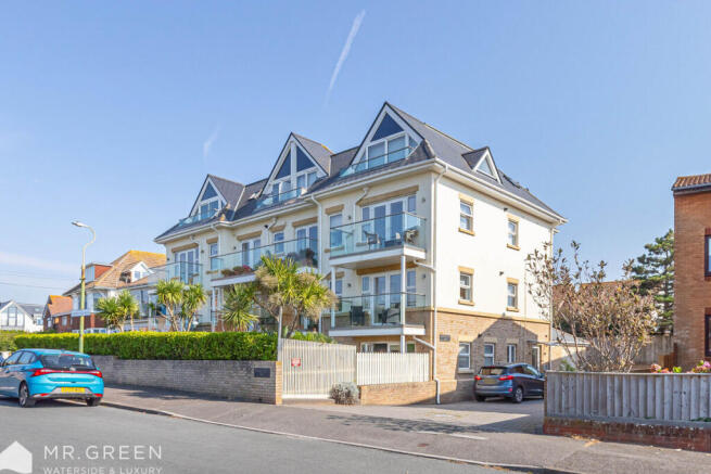 1 bed property, in Waters Edge, £220,000