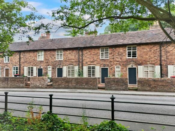 2 bed property, in Carpenters Row, £215,000