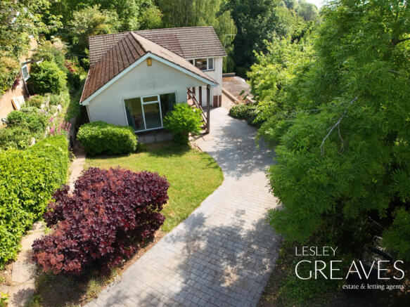 3 bed property, in Hillcrest Gardens, £400,000