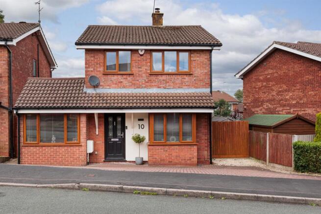3 bed property, in Polperro Way, £320,000