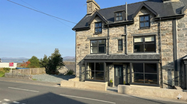 5 bed property, in High Street, £399,950