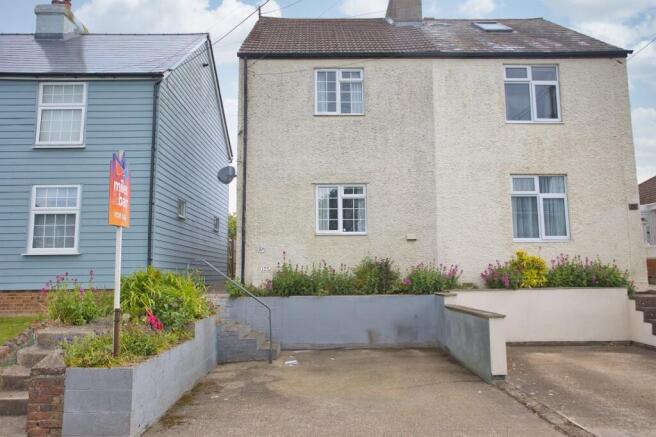 2 bed property, in Capel Street, £260,000