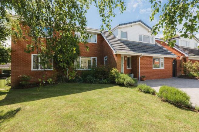 5 bed property, in 1 The Hawthorns, £750,000