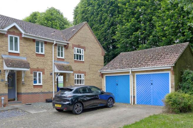 2 bed property, in Morton Close, £230,000