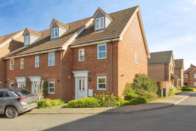 3 bed property, in Evora Road, £250,000