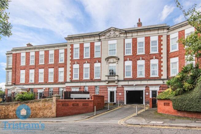 3 bed property, in Charleston House, £230,000