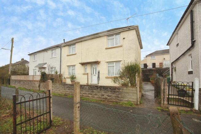 3 bed property, in Brook Terrace, £140,000