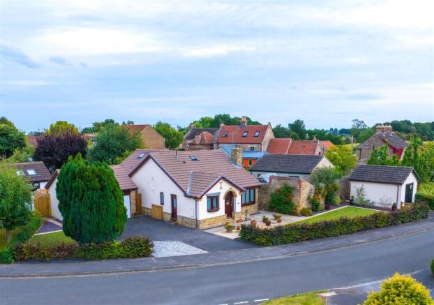 3 bed property, in Village Way, £395,000