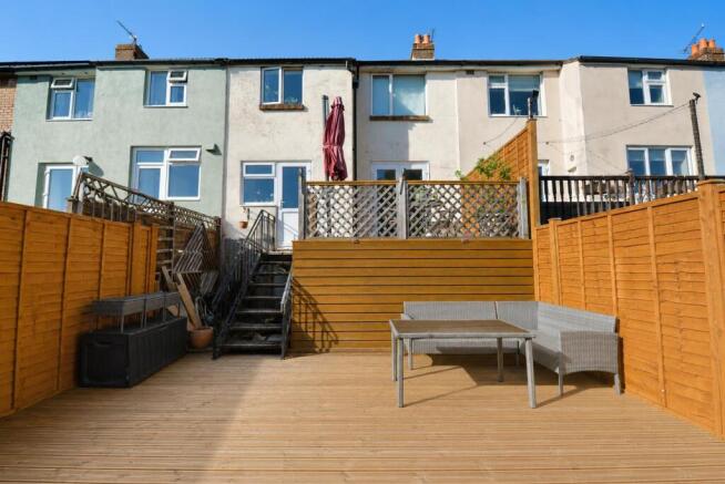 3 bed property, in Elmhurst Road, £280,000