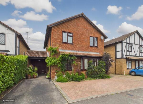 4 bed property, in Clayfields, £595,000