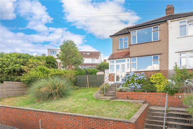 4 bed property, in Tewkesbury Avenue, £895,000