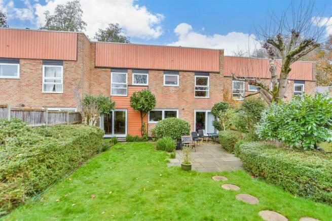 4 bed property, in Lambardes, £475,000
