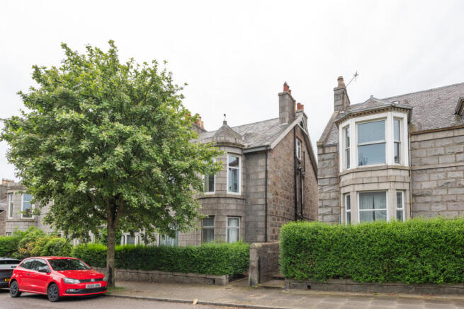 4 bed property, in Clifton Road, £180,000