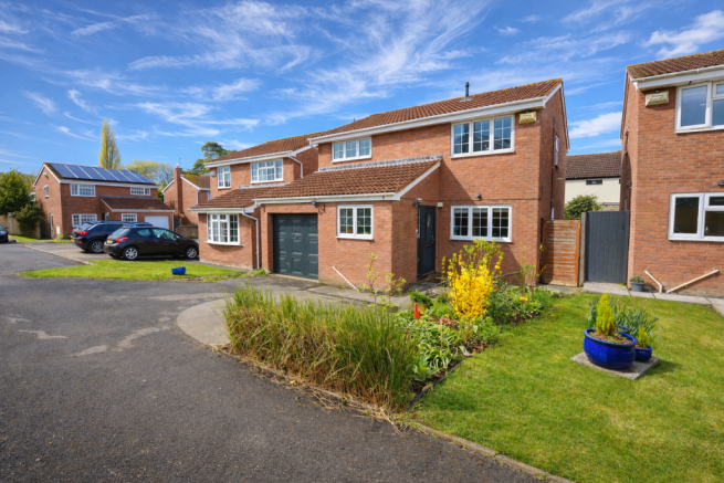 4 bed property, in Holly Close, £484,950