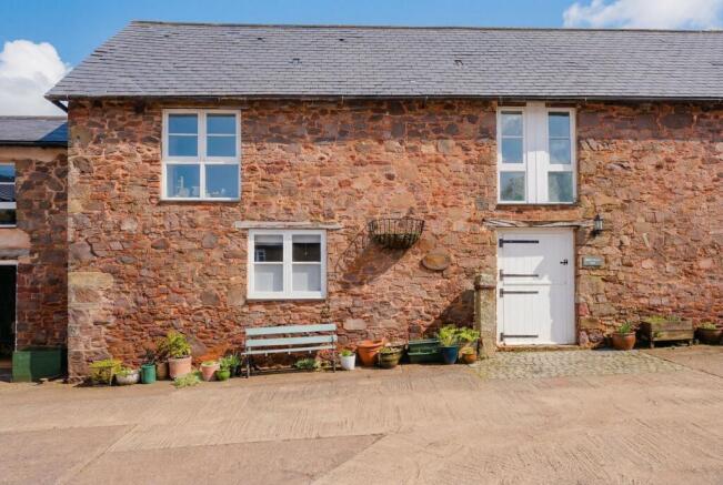 2 bed property, in Knowle, £275,000