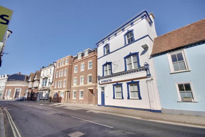 2 bed property, in East Street, £200,000