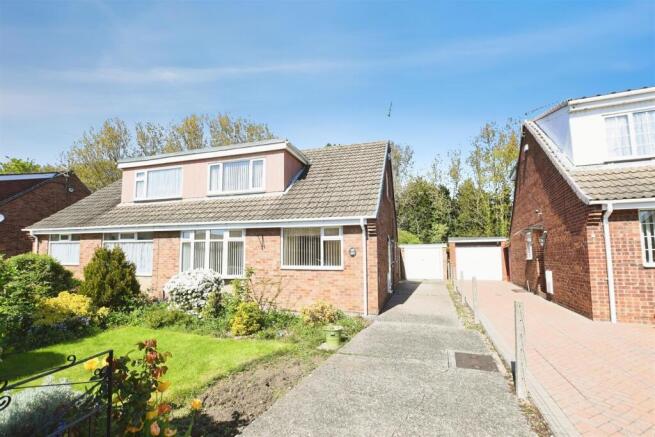 4 bed property, in Clough Garth, £235,000