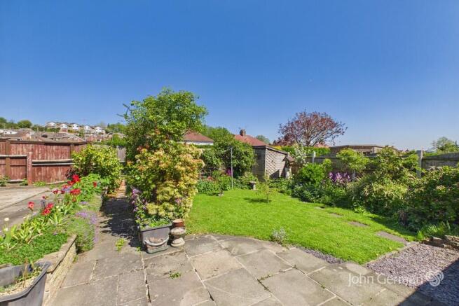 2 bed property, in Ashford Road, £230,000