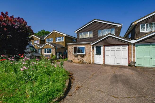 4 bed property, in Pine Grove, £600,000