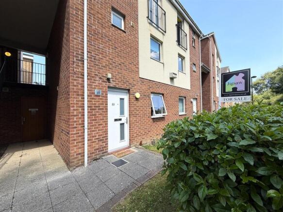 1 bed property, in Clog Mill Gardens, £70,000