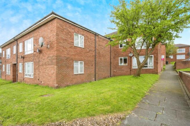 2 bed property, in Queen Street, £55,000