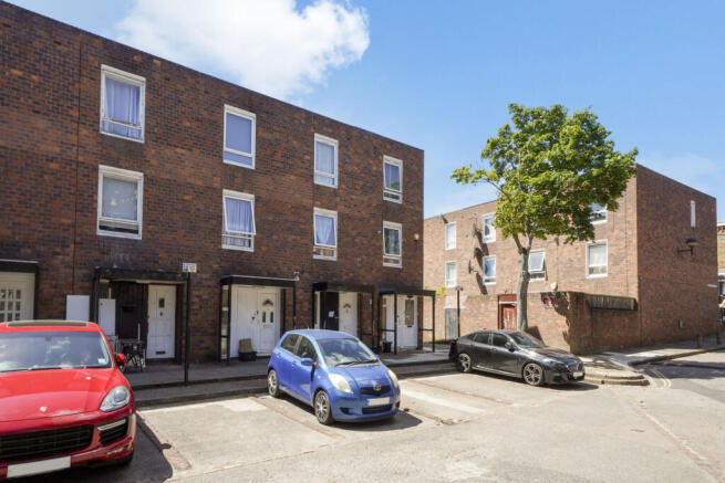 4 bed property, in Riverton Close, £600,000