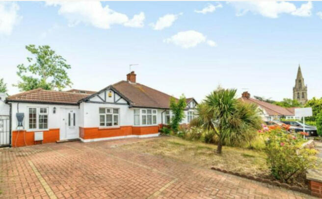 3 bed property, in Tudor Close, £900,000
