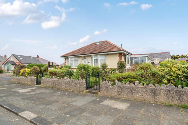 2 bed property, in Twemlow Parade, £340,000