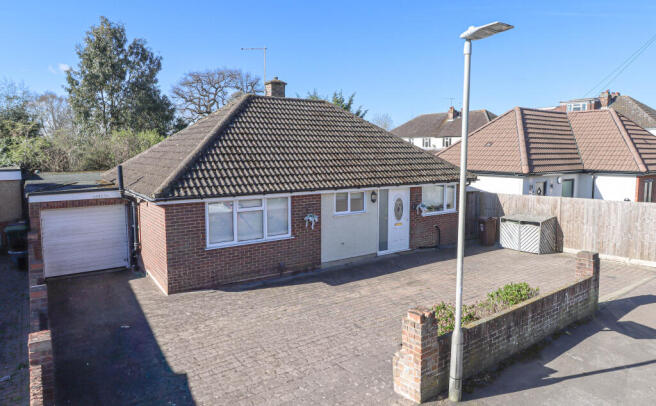 2 bed property, in West Avenue, £600,000