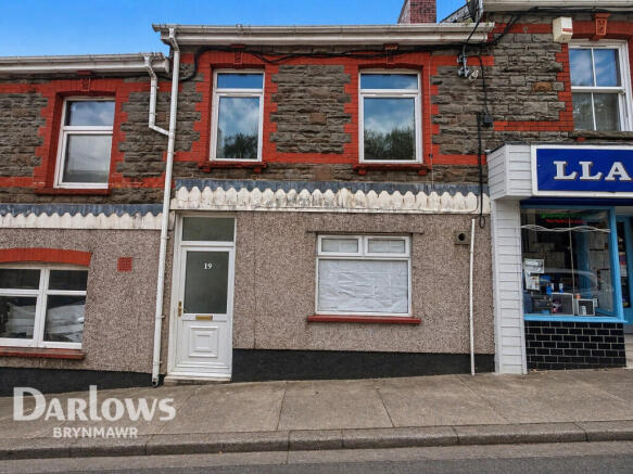 4 bed property, in Commercial Road, £120,000