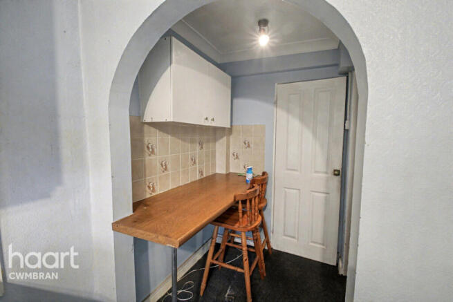 2 bed property, in Maendy Way, £150,000
