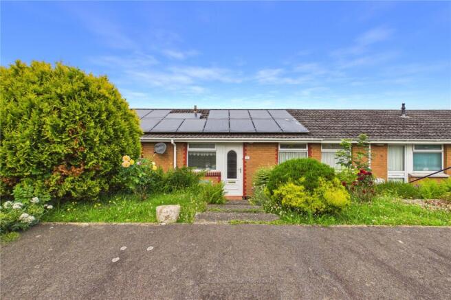 2 bed property, in Doone Way, £215,000
