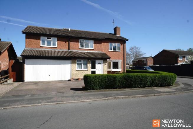 6 bed property, in Buckingham Drive, £485,000