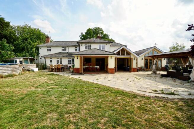 5 bed property, in Oaklands Farm, £1,250,000