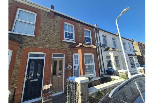 2 bed property, in Livingstone Road, £199,999