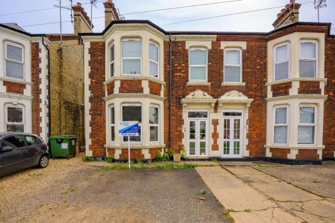 4 bed property, in Lynn Road, £200,000