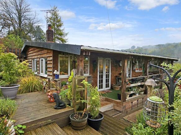 2 bed property, in Hawkbatch, £215,000