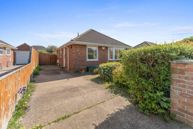2 bed property, in Amos Close, £166,000