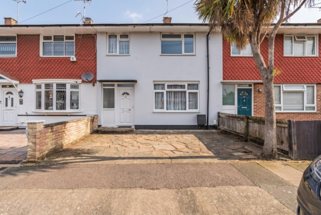 2 bed property, in Pynham Close, £400,000