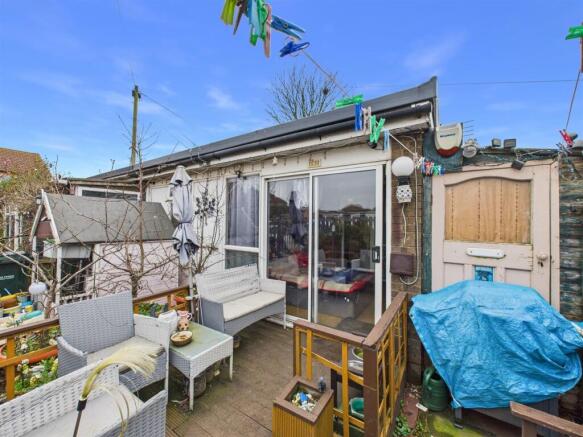 1 bed property, in Chalet Gardens, £85,000