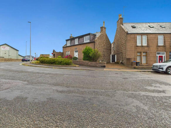2 bed property, in Victoria Road, £52,500