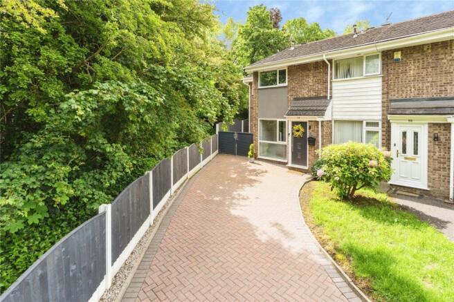 3 bed property, in Armstrong Close, £250,000
