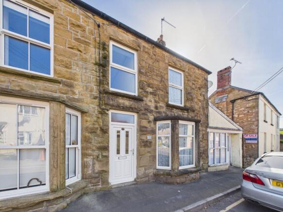 2 bed property, in Hawthorns Road, £160,000