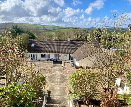 4 bed property, in Yarnacott, £625,000