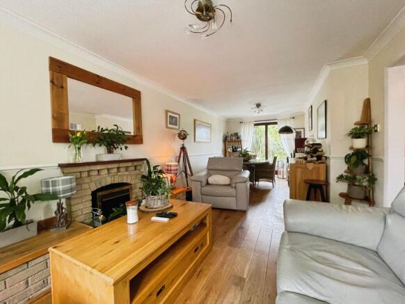 3 bed property, in Barrington Crescent, £375,000